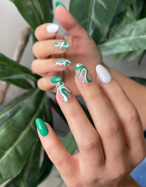 Manucure courte d'automne en forme d'amande