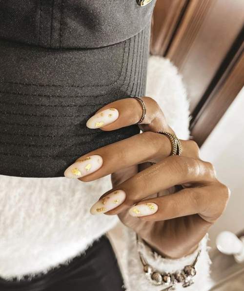 Manucure légère forme automne amande