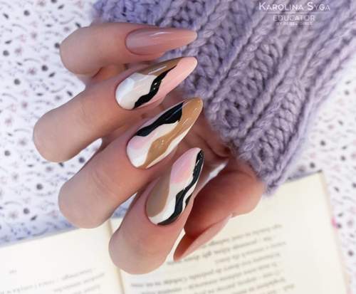 Manucure d'automne jeunesse en forme d'amandes