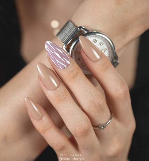 Manucure d'automne 2022 sur la forme en amande : nouvelles photos