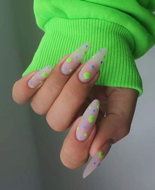 Manucure d'automne 2022 sur la forme en amande : nouvelles photos