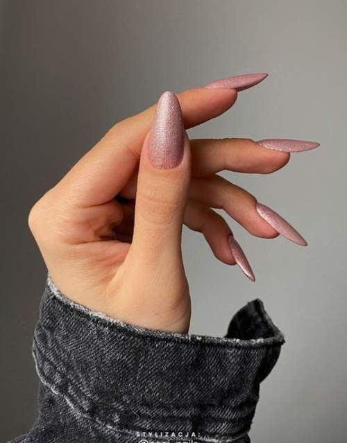 Manucure d'automne 2022 sur la forme en amande : nouvelles photos