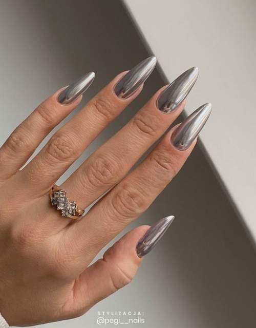 Manucure d'automne 2022 sur la forme en amande : nouvelles photos
