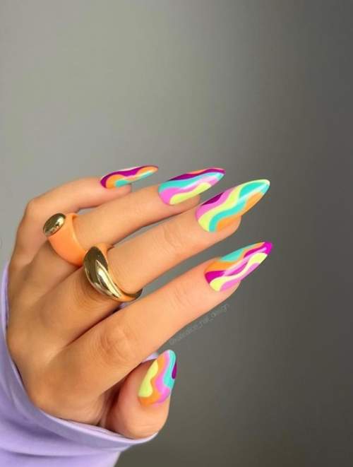 Manucure d'automne 2022 sur la forme en amande : nouvelles photos