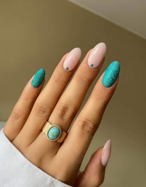 Manucure d'automne 2022 sur la forme en amande : nouvelles photos