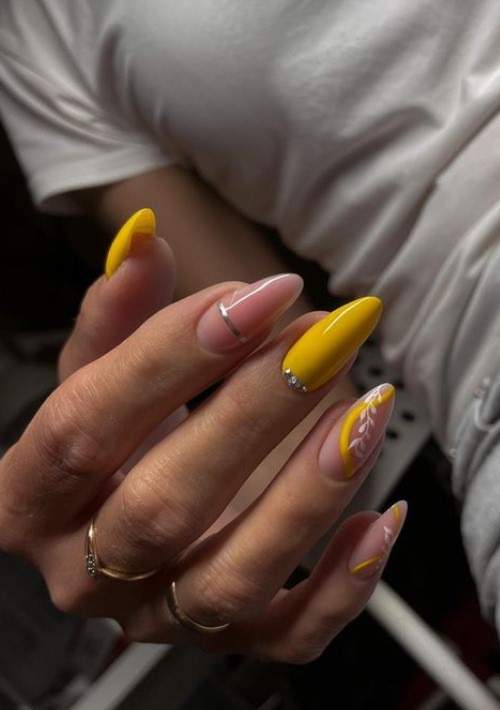 Manucure d'automne 2022 sur la forme en amande : nouvelles photos