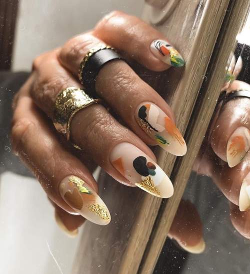 Manucure d'automne 2022 sur la forme en amande : nouvelles photos