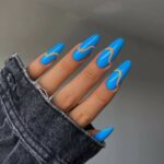 Manucure d'automne 2022 en forme d'amande