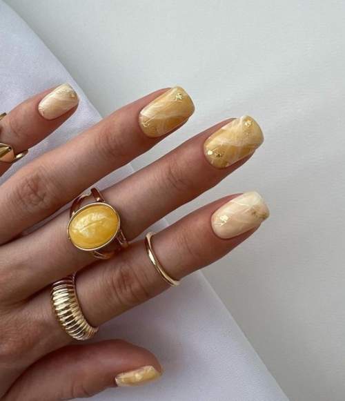 Manucure d'automne pour ongles courts 2022