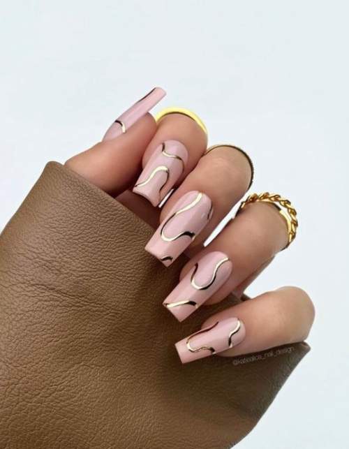 Manucure carré beige