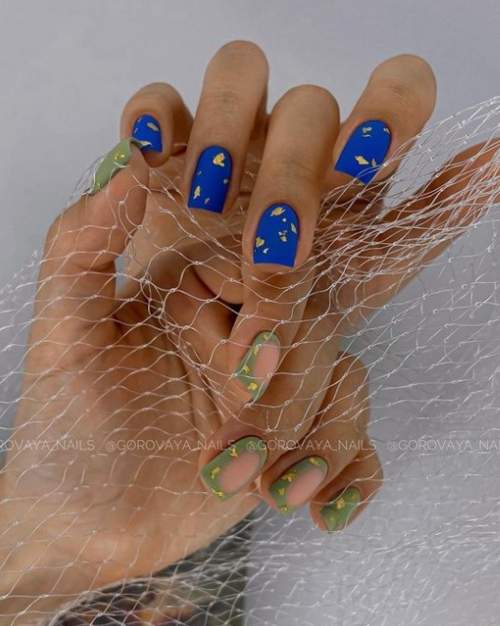 Manucure carré bleu mat