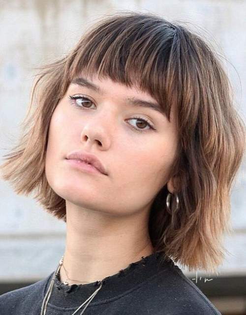 Frange au dessus des sourcils