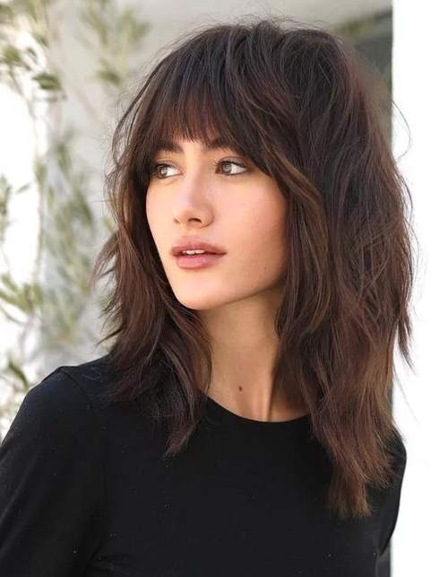 Cheveux mi-longs avec une frange