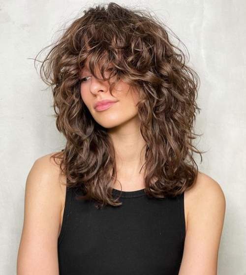 Longue frange bouclée