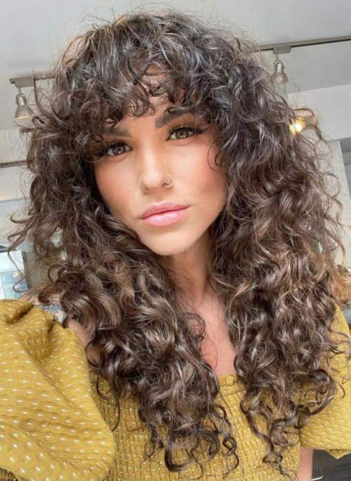 Une vraie frange pour les cheveux bouclés