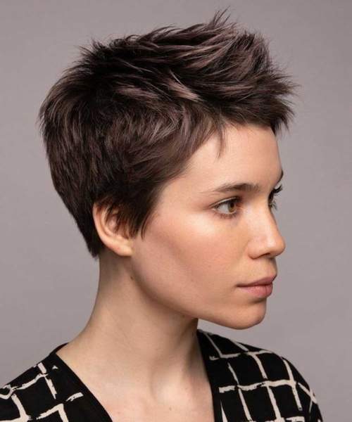 Bangs réels 2023: photos, types à la mode, tendances