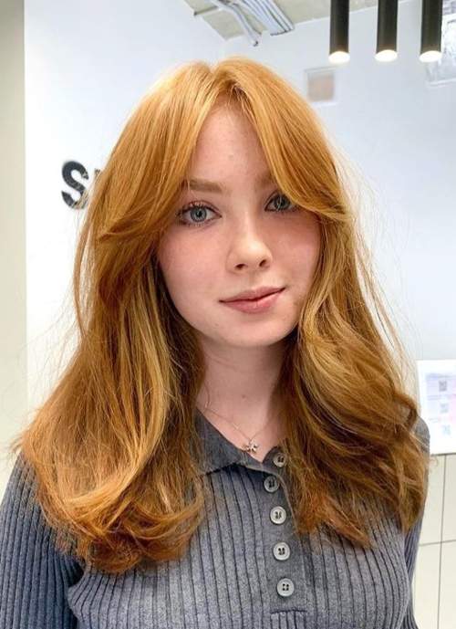 Cheveux longs avec une frange