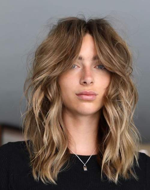 Coupe de cheveux en couches avec rideau de frange