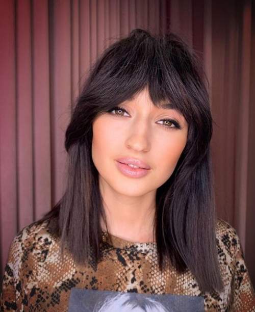 Rideau frange avec cheveux longs