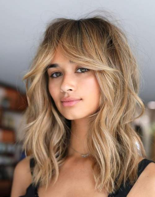 Coupe de cheveux en plusieurs étapes cheveux longs et rideau