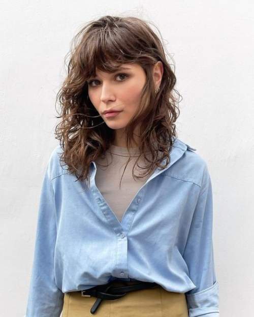 Cheveux bouclés avec rideau de frange