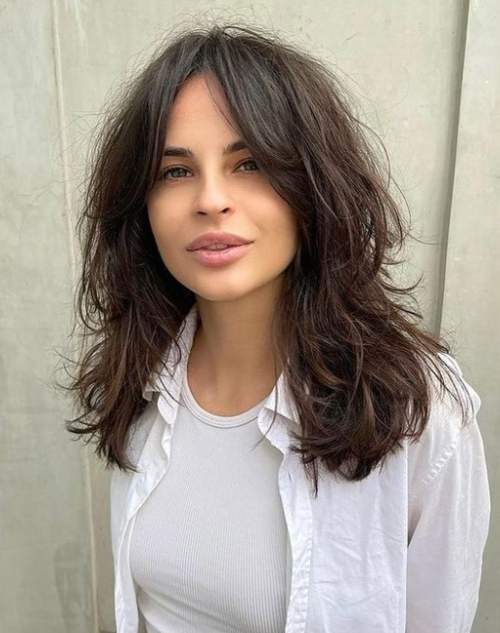 Cheveux longs avec rideau de frange