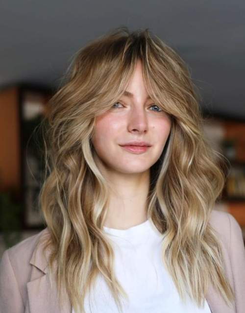 Rideau frange avec cheveux longs