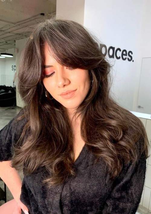 Rideau de frange aux cheveux longs: coupes de cheveux 2023, photo
