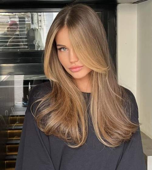 Rideau de frange aux cheveux longs: coupes de cheveux 2023, photo