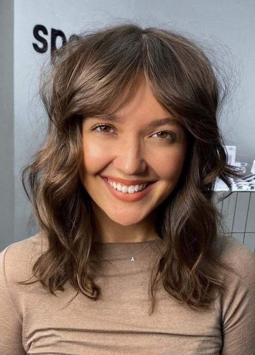 Rideau de frange aux cheveux longs: coupes de cheveux 2023, photo