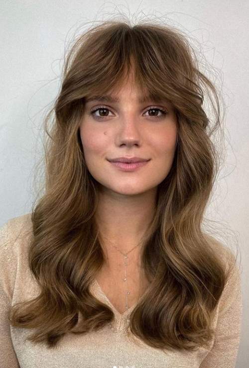 Rideau de frange aux cheveux longs: coupes de cheveux 2023, photo