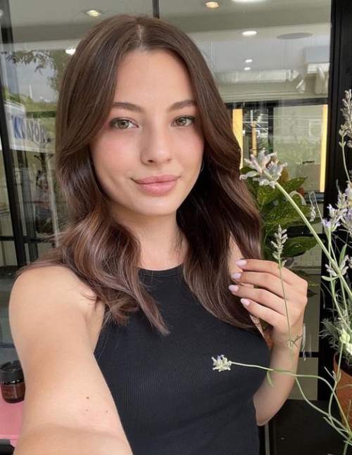 Rideau de frange aux cheveux longs: coupes de cheveux 2023, photo