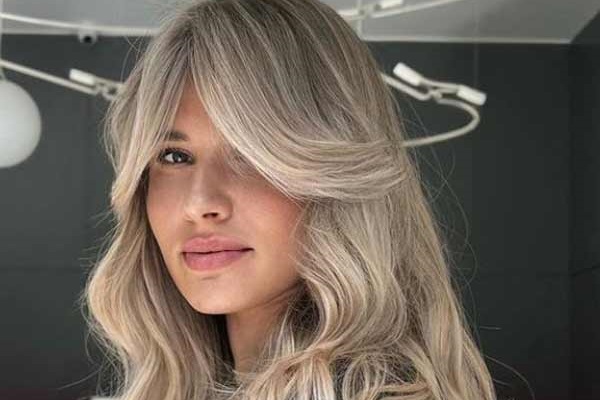 Rideau frange avec cheveux longs