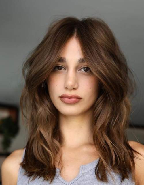 Rideau de frange aux cheveux longs: coupes de cheveux 2023, photo