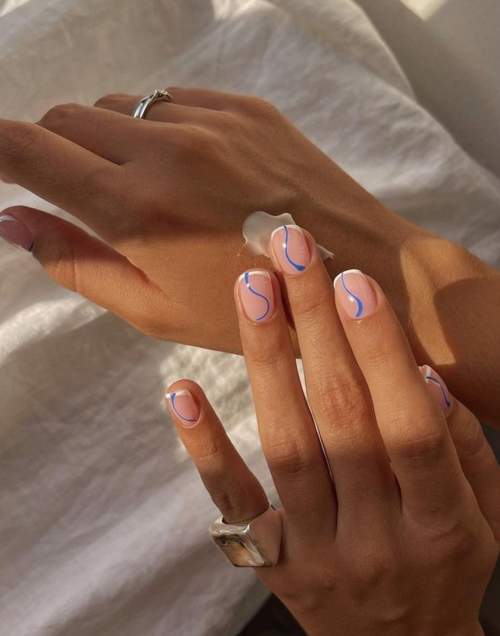 Veste blanche avec un motif pour les ongles courts