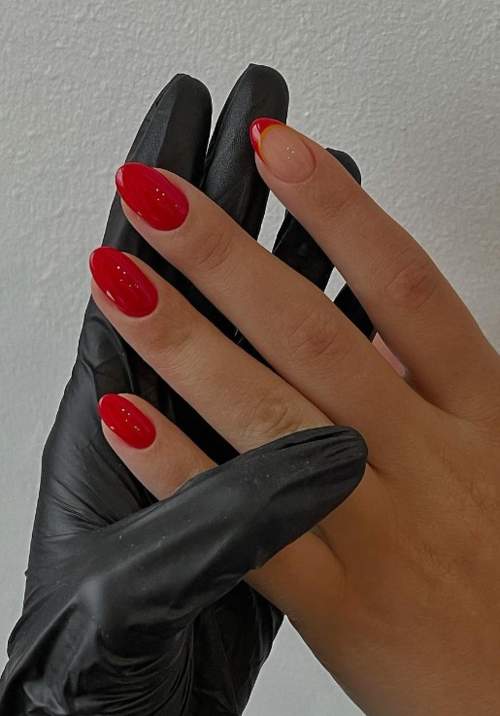 Français rouge sur un ongle
