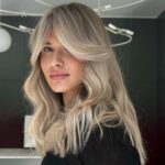 Rideau frange avec cheveux longs