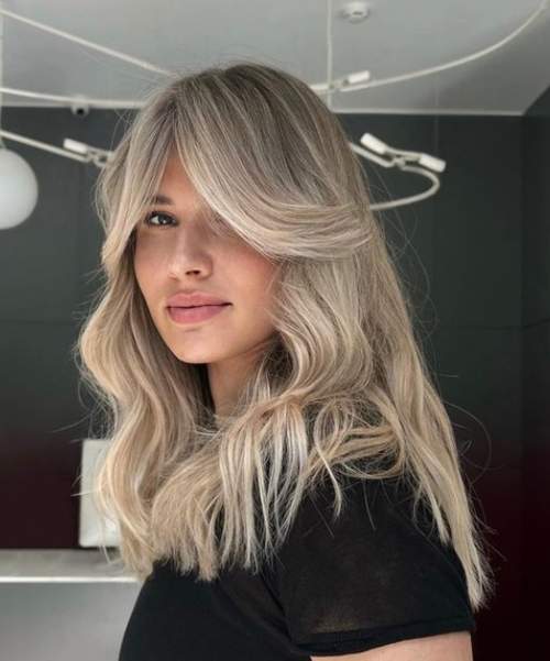 Rideau frange avec cheveux longs