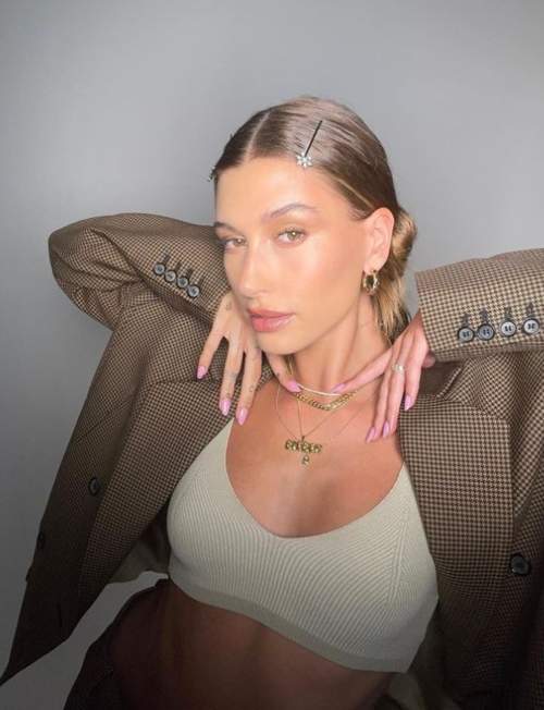 Épingle à cheveux sur le top model