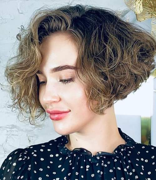 Coupes de cheveux bouclés pour les filles en surpoids