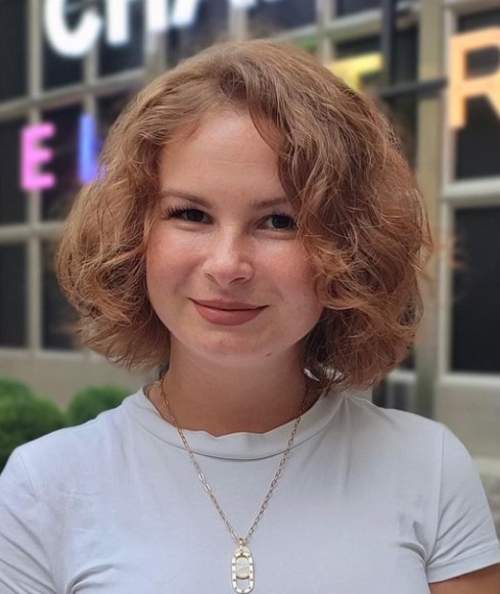 fille dodue aux cheveux bouclés