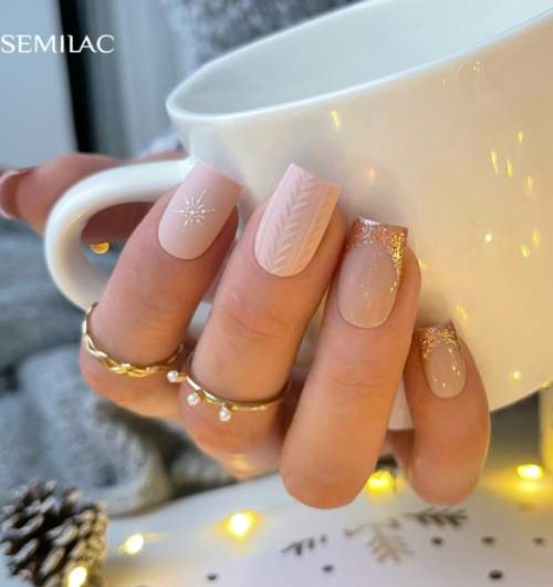 Manucure beige pour le nouvel an