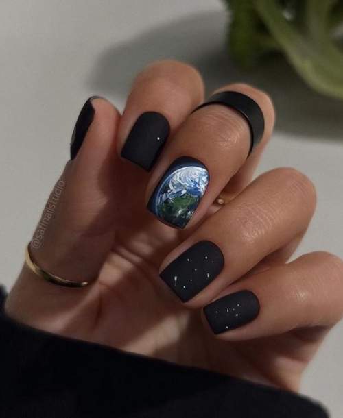 Manucure noire du nouvel an