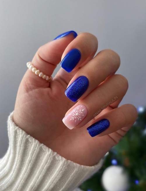 Manucure bleue du Nouvel An