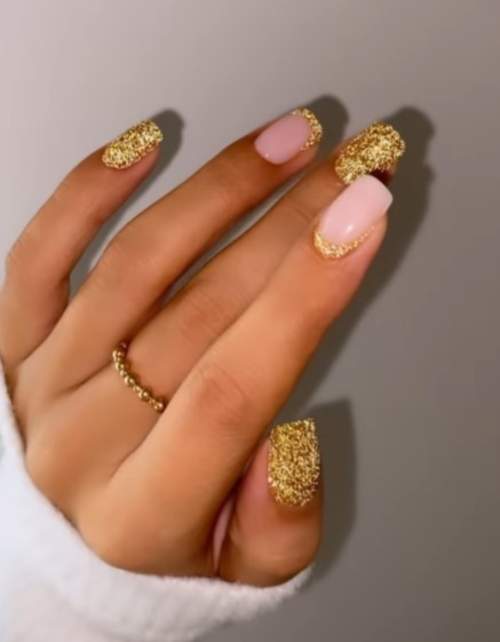 Manucure brillante pour la nouvelle année