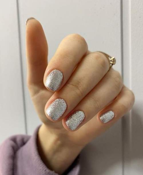 Paillettes sur tous les ongles