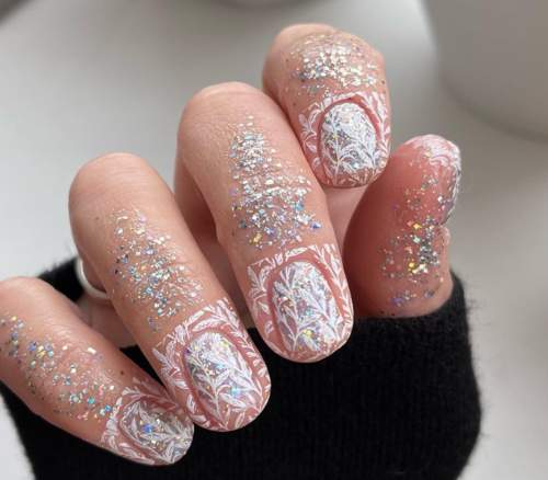 Ongles du Nouvel An avec des étincelles