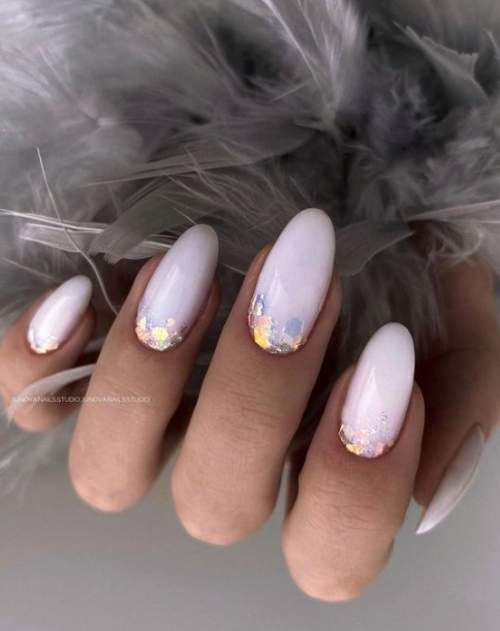 Manucure délicate du Nouvel An