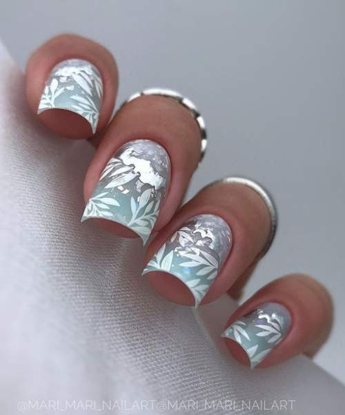 Manucure délicate du Nouvel An