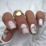 Manucure du Nouvel An 2023